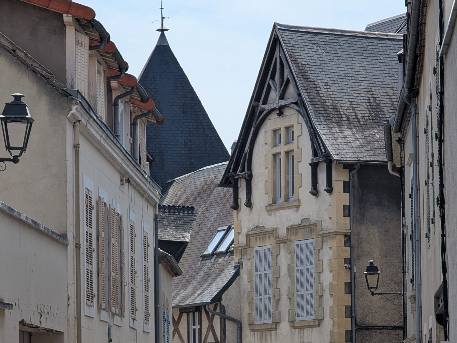 Ruelle du centre historique de Montluçon, maison à pans de bois et clocher