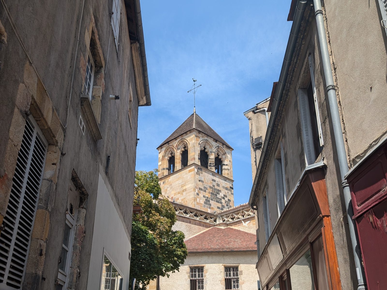 Ruelle piétonne du centre historique de Montluçon avec vue sur le clocher de l'église Notre-Dame